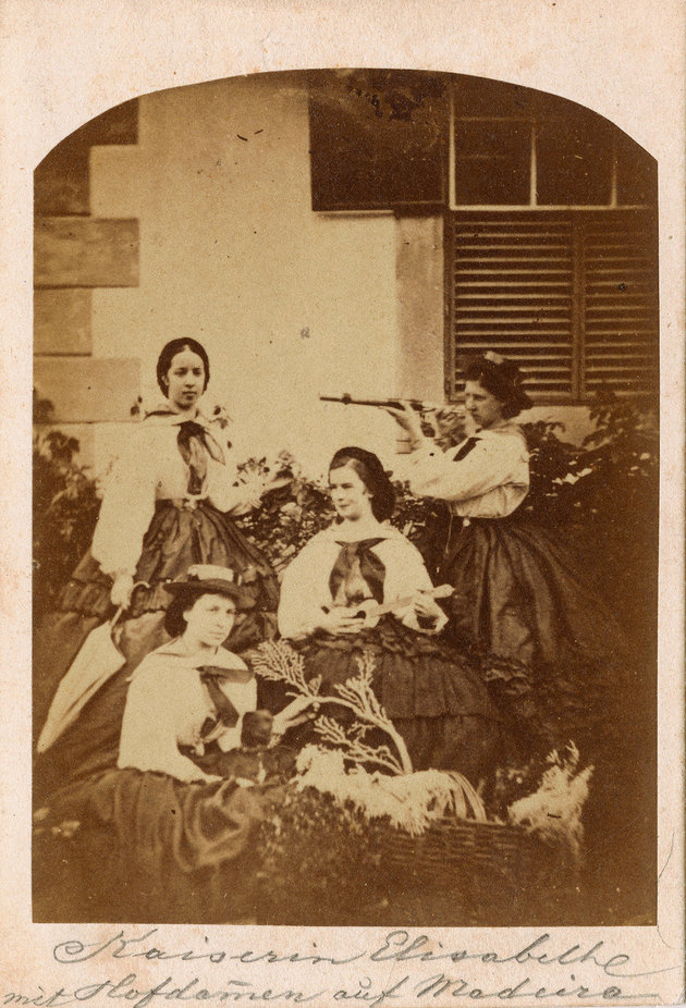 A Madeirán készült képen udvarhölgyeivel és nővérével látható