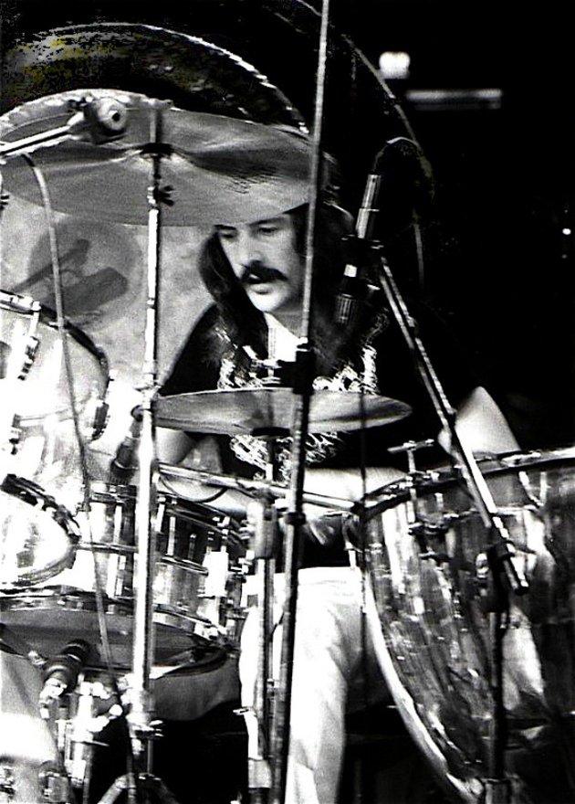 Bonham a dobok mögött 1975-ben (Wikipedia / Dina Regine / CC BY-SA 2.0)