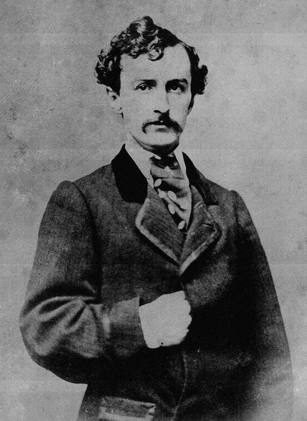 John Wilkes Boothnak nagy szerencséje volt, ugyanis az elnök őrzésére kirendelt John Frederick Parker a színdarab közben elment inni a közeli kocsmába