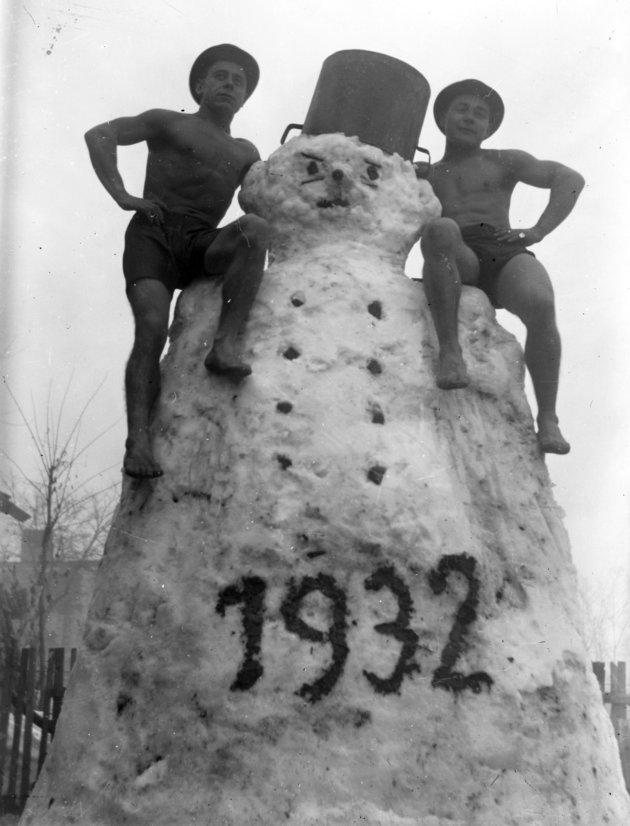 Nagy munkában kimelegedett hóemberépítők 1932 (Fortepan/Fortepan)