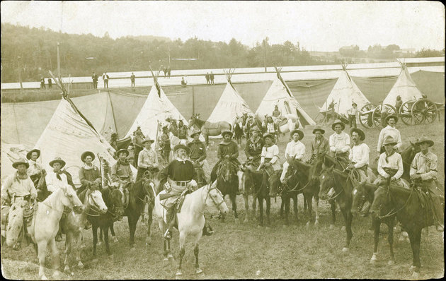 A 101-es Ranch és a Buffalo Bill’s Wild West Show előadói, középen Buffalo Billel valamikor az 1900-as években
