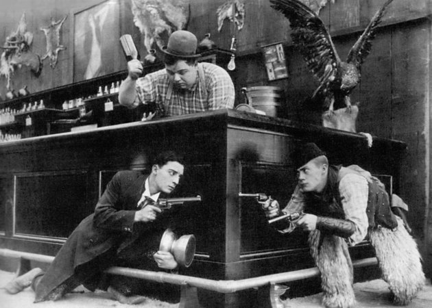 Buster Keaton (b), Roscoe „Fatty” Arbuckle (k) és Al St. John az Out West című néma vígjátékban (1918)