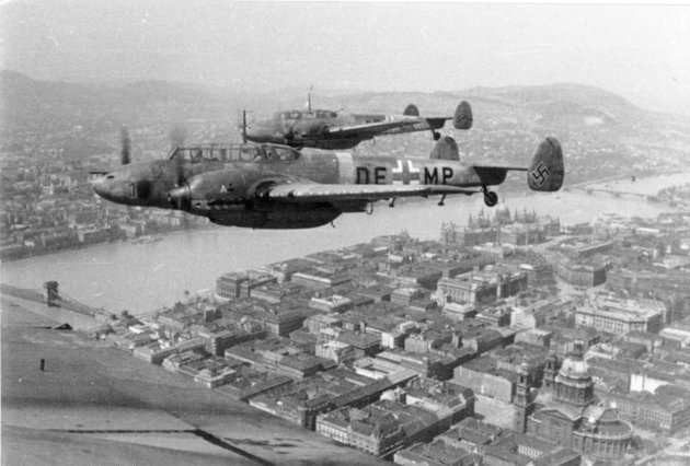 Német Me-110 nehéz vadászrepülőgépek Budapest felett (Bundesarchiv, Bild 101I-669-7340-27 / Blaschka / CC BY-SA 3.0)