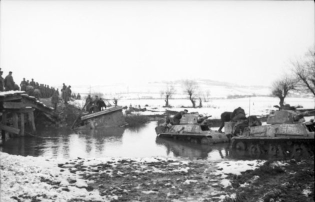 Német csapatok zsákmányolt és hadrendbe állított francia harckocsikkal kelnek át egy folyón valahol a Balkánon (Bundesarchiv, Bild 101I-173-1103-25 / Wurm / CC BY-SA 3.0)