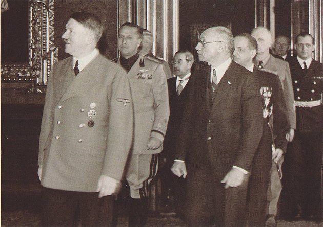 Teleki és Hitler a háromhatalmi egyezményhez való csatlakozáskor, 1940 novembere