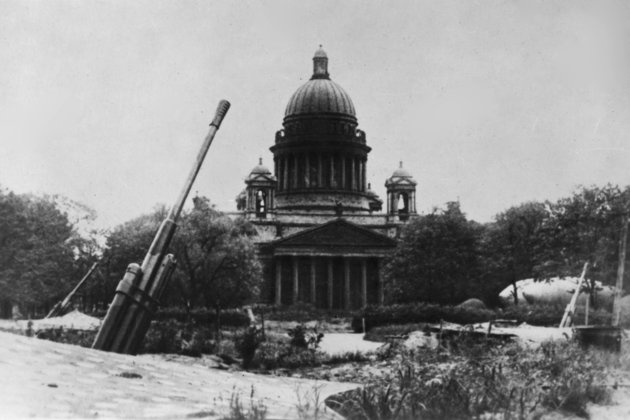 Szovjet légvédelmi állások a Szent Izsák-katedrális előtt, amely a szovjet időkben múzeumként működött