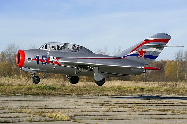 MiG–15UTI, a MiG–15 vadászrepülő kétüléses gyakorló-kiképző variánsa (kép forrása: wikipédia / Aleksandr Markin - Landing. Mig-15 RA-0488G /  Aleksandr Markin - Landing. Mig-15 RA-0488G www.youtube.com/watch?v=FClSWh7D6IQ&feature=youtu.be  CC BY-SA 2.0) 