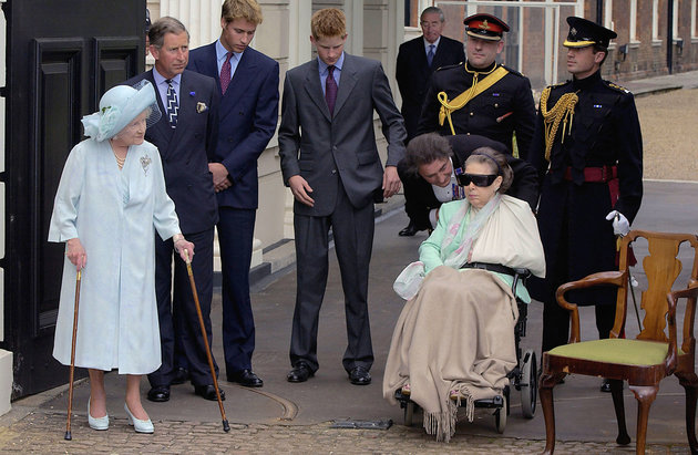 A „hatvanas évek Diana hercegnője”, miután a fürdőkádjában leforrázta a lábát, gyakorta kerekesszékbe kényszerült. Az anyakirálynő 101. születésnapján már így jelent meg.