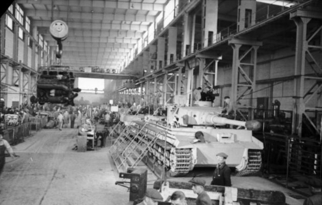 Tigris nehézpáncélosok gyártása Németországban (1943) (Wikipedia / Bundesarchiv / CC BY-SA 3.0 de)