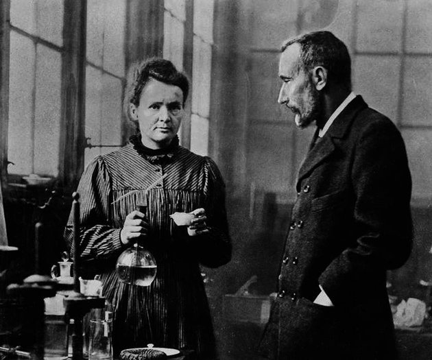 Marie és Pierre Curie munka közben a laborban