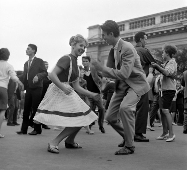 Fergeteges hangulat a táncparketten, 1963 (Kép forrása: Fortepan / Szalay Zoltán)