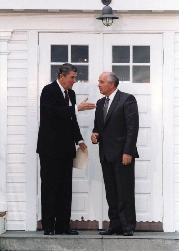 Reagan és Gorbacsov a Höfði ajtaja előtt