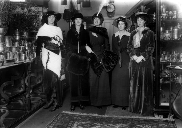 Rosemary Leveson-Gower (balról a második) más nemes hölgyek társaságában 1913-ban