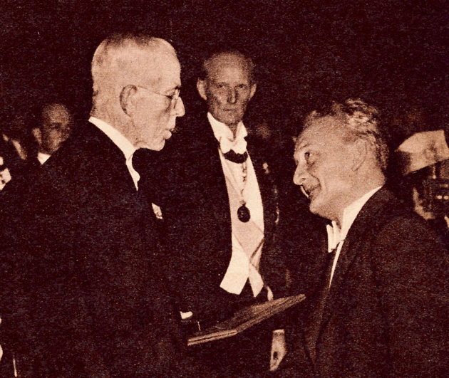 V. Gusztáv svéd királytól vette át a Nobel-díjat (1937)