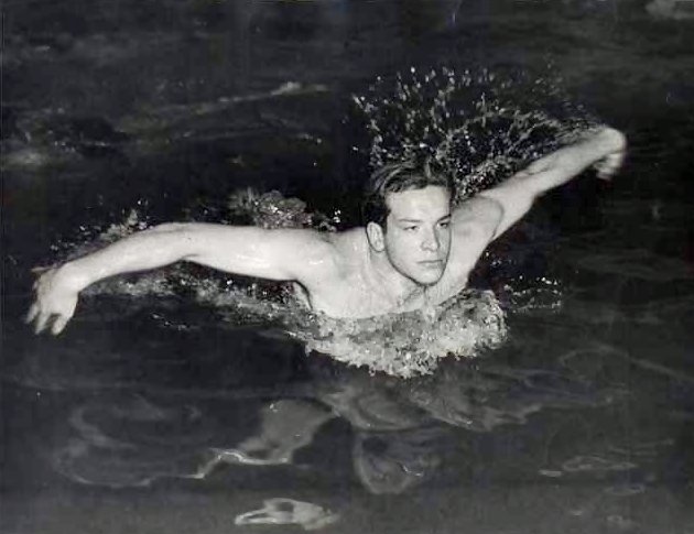 1950-ben – még Carlo Pedersoli néven – a 100 méteres gyorsúszás bajnoka lett