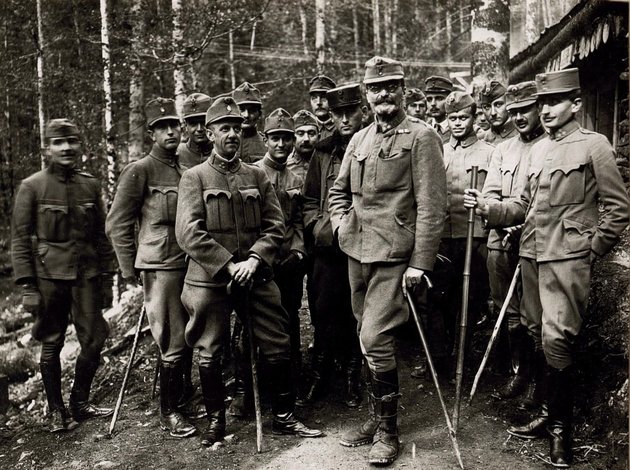 Az olasz front magyar katonáinak bátorítója, Tisza István 1917-ben