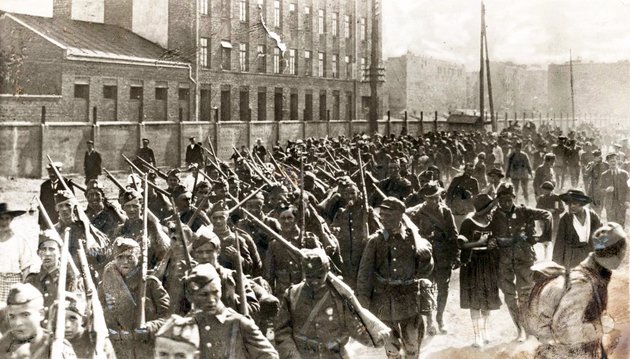 Lengyel katonák masíroztak a frontra az 1920-as varsói csatára készülve