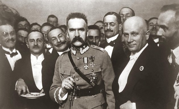 Ugyan Józef Piłsudski 1923-ban visszavonult az aktív politikától, 1926-ban katonai puccsal visszatért a hatalomba