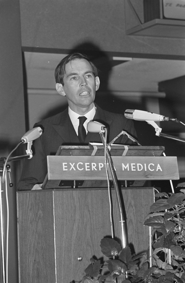 Christiaan Barnard az első sikeres szívátültetést követő évben (1968) (Kép forrása: Wikipédia/ Jack de Nijs / Anefo/ CC0)