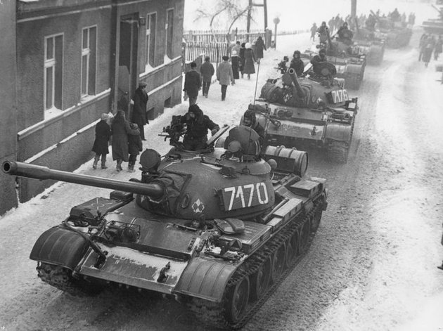 T-55A tankok a lengyel utcákon