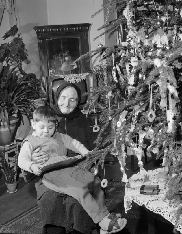 Nagymama és unoka – a karácsony a család és a szeretet ünnepe is