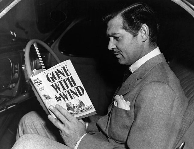 Clark Gable, kezében a könyvvel, amelynek megfilmesített verziójában főszerepet játszott