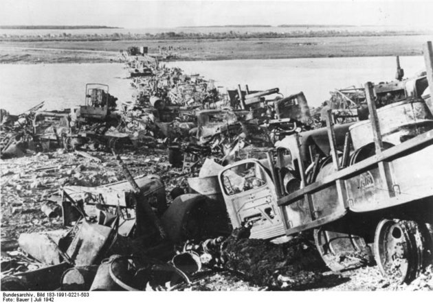 Veszteségek a harcok után a Don partján, 1942 (forrás: wikipedia/Bundesarchiv, Bild 183-1991-0221-503 / Bauer / CC-BY-SA 3.0)