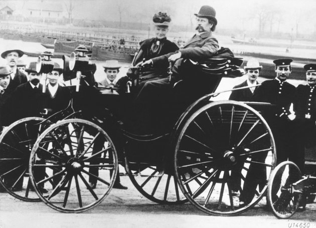 Bertha és Carl Benz egy 1894-es mintájú Benz-Viktoria típusú autóban