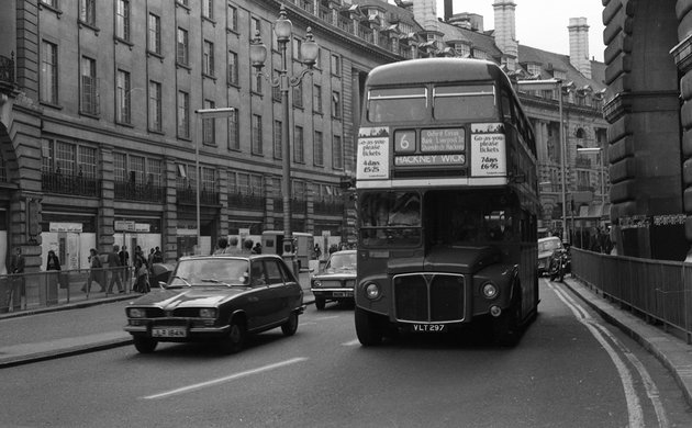 „Nagy Piros Busz” London utcáin, 1976 (Kép forrása: Fortepan / Urbán Tamás)