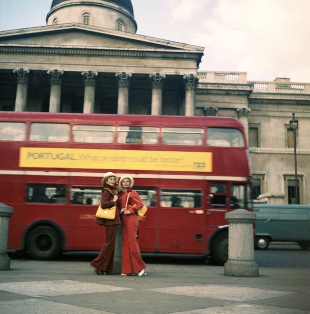 A Trafalgar téren, előtérben Fekete Klári és Takács Zsuzsa manökenek, 1973 (Kép forrása: Fortepan / Schiffer Pál)