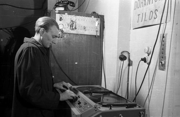 A kísérleti adás stúdiója az egykori Hargita Panzióban, 1957 (Kép forrása: Fortepan/ Bauer Sándor)