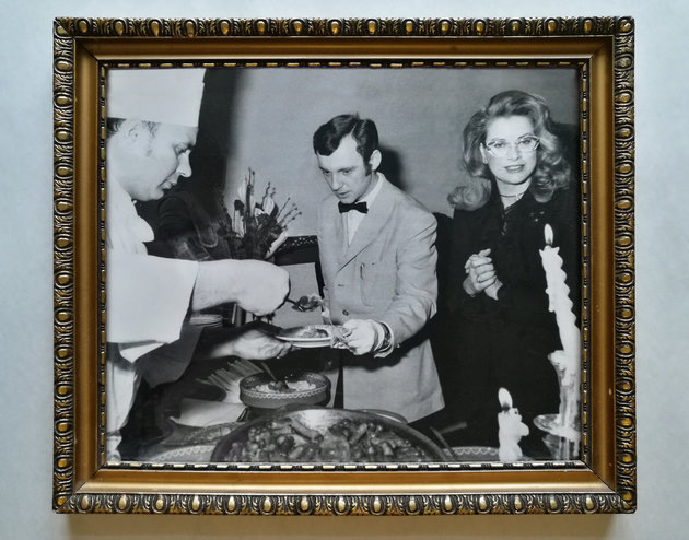 Nemeskövi Dénes Grace Kellynek szedi az ételt. A szálloda dolgozói nem vihettek be fényképezőgépet, ezt a fotót később küldték el a séfhelyettesnek.