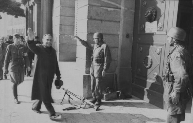 Szálasi Ferenc a Honvédelmi Minisztériumba érkezik, 1944 (Kép forrása: Wikipédia/ Bundesarchiv, Bild 101I-680-8284A-37A / Faupel / CC-BY-SA 3.0)
