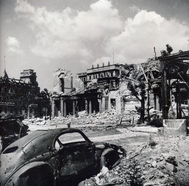 A második világháború pusztítását a Budavári Sikló sem vészelte át (Kép forrása: Fortepan/ Military Museum of Southern New England)