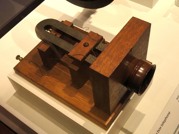 Telefon 1876-ból, az egyik első kereskedelmi forgalomban elérhető modell