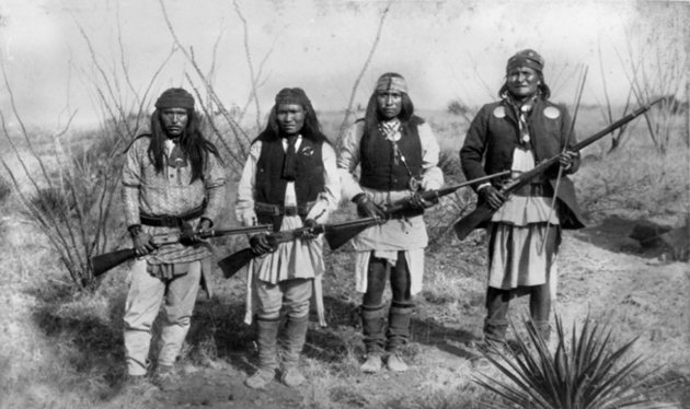 Geronimo (jobbra) és harcosai (1886)