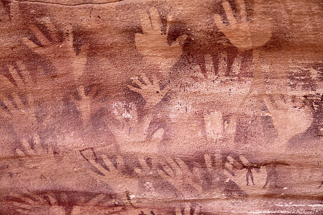 Kézlenyomatok az egyiptomi Foggini-Mesticawi barlangban (Wikipedia / Roland Unger)