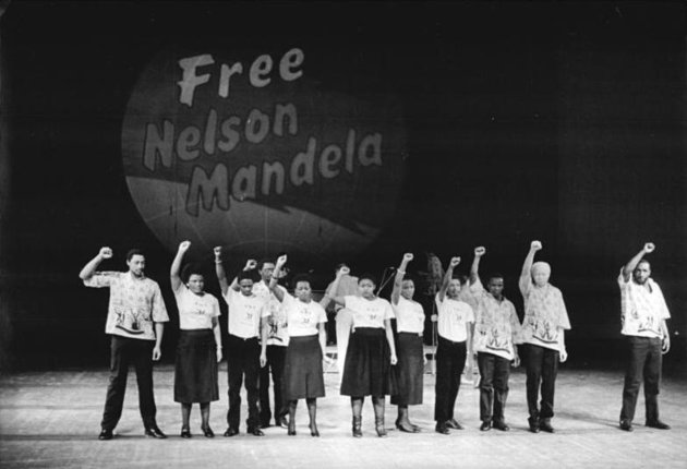 „Szabadságot Nelson Mandelának” – tüntetők Kelet-Németországban, 1986 (kép forrása: wikipédia/Bundesarchiv, Bild 183-1986-0920-016 / CC-BY-SA 3.0)