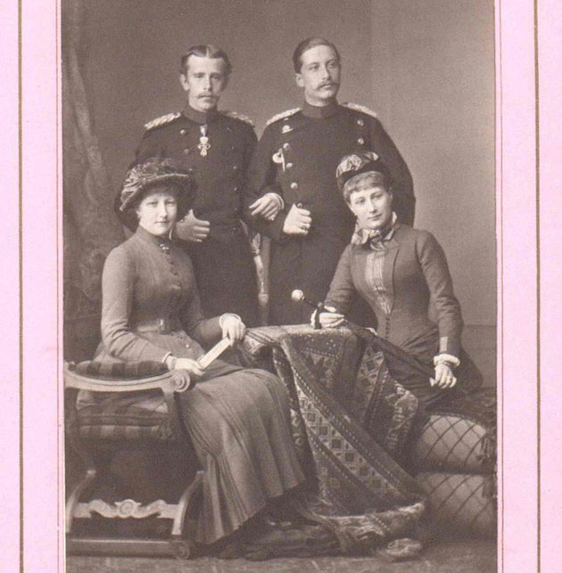 Rudolf és II. Vilmos német egyenruhában, feleségeik társaságában. A kép a nyilvánosságnak készült, valójában messze nem volt ilyen egyetértés, barátság a két férfi között