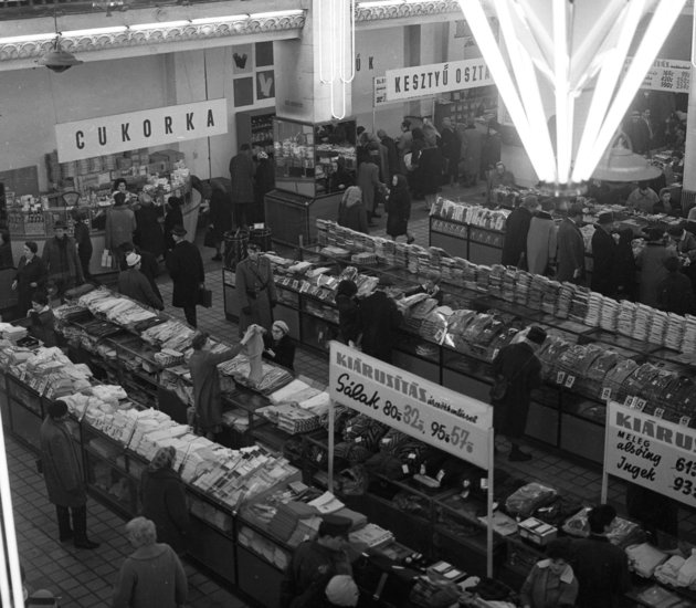 A bőséges kínálat vonzotta a vásárlókat, 1967 (Kép forrása: Fortepan/ Magyar Rendőr)