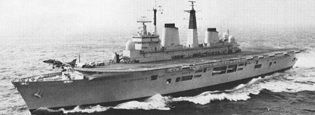 Az egyik repülőgép-hordozó, az HMS Invincible.