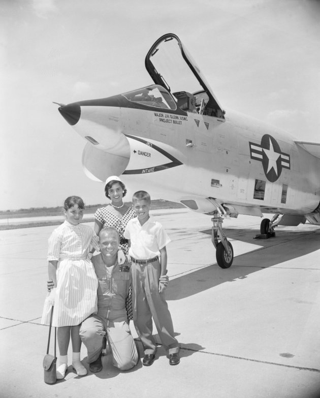 John Glenn feleségével, Annie-vel és gyermekeikkel, Carolynnel és Daviddel transzkontinentális repülése után a New York-i Floyd Bennett Field repülőtéren