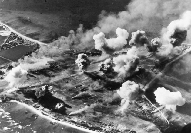 Lángoló japán létesítmények a Marshall-szigeteki Kwajalein-atollon egy amerikai támadás után, 1944.