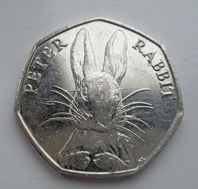 A Beatrix Potter születésének 150 évfordulójára kiadott 50 pennys érme (Wikipedia / Amanda Slater / CC BY-SA 2.0)