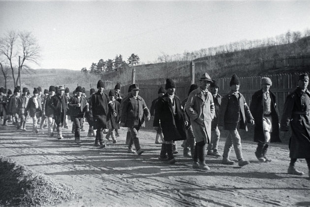 Munkaszolgálatosok menete a 12-es főúton Szob közelében, 1941 (kép forrása: Fortepan / Eisner Ferenc) 