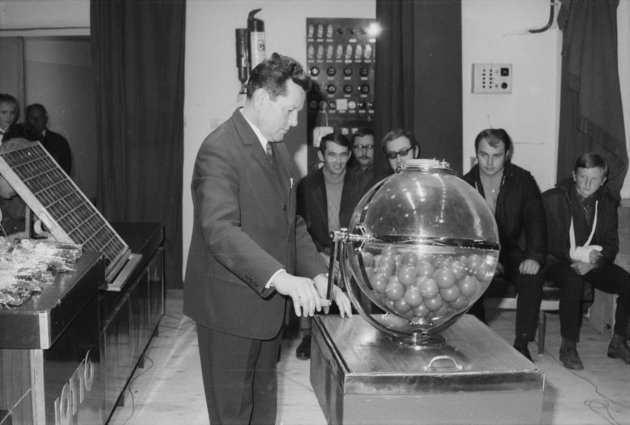 Sorsdöntő pillanatok – lottósorsolás 1969-ben (Kép forrása: Fortepan/ Chuckyeager tumblr)