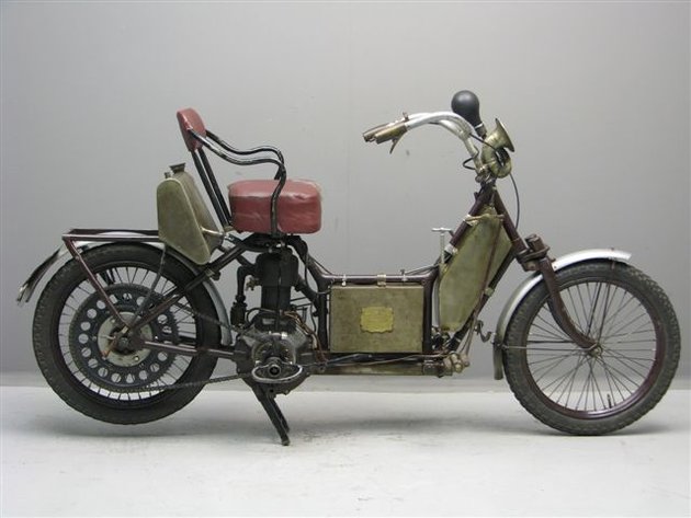 Egy továbbfejlesztett Autofauteuil 1908-ból. A motor már 490 köbcentis, de az ülés még az eredeti dizájnt követi. (Yesterdays Antique Motorcycles / CC BY-SA 4.0)