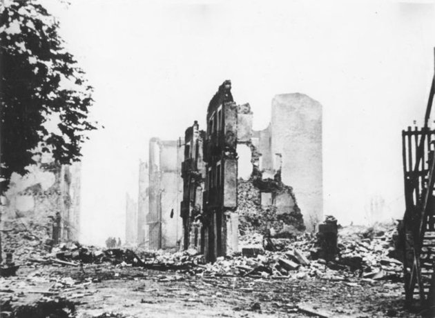 A város romokban (Kép forrása: Wikipédia/ Bundesarchiv, Bild 183-H25224 / Unknown author / CC-BY-SA 3.0)