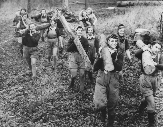 A Women's Land Army önkéntesei fakitermelésben vesznek részt a Suffolk megyei Bury St Edmunds közelében, 1941.