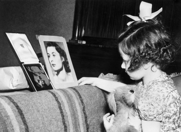 Az általa csak „szép hölgynek” nevezett édesanyja képét szemlélő Tania 1947-ben. Édesanyjáról nemigen voltak személyes emlékei, mivel csak kétéves koráig éltek együtt. A fénykép mellett látható György-kereszttel halála után tüntették ki Violette Szabót.